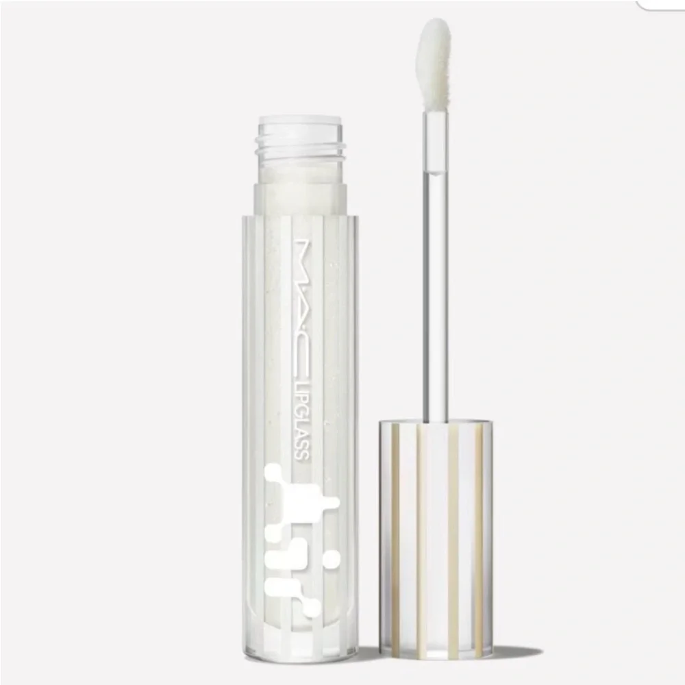 ZEPHYR a MAC LIPGLASS AIR NON-STICKY GLOSS. Non-sticky, glass-like shine 🌞